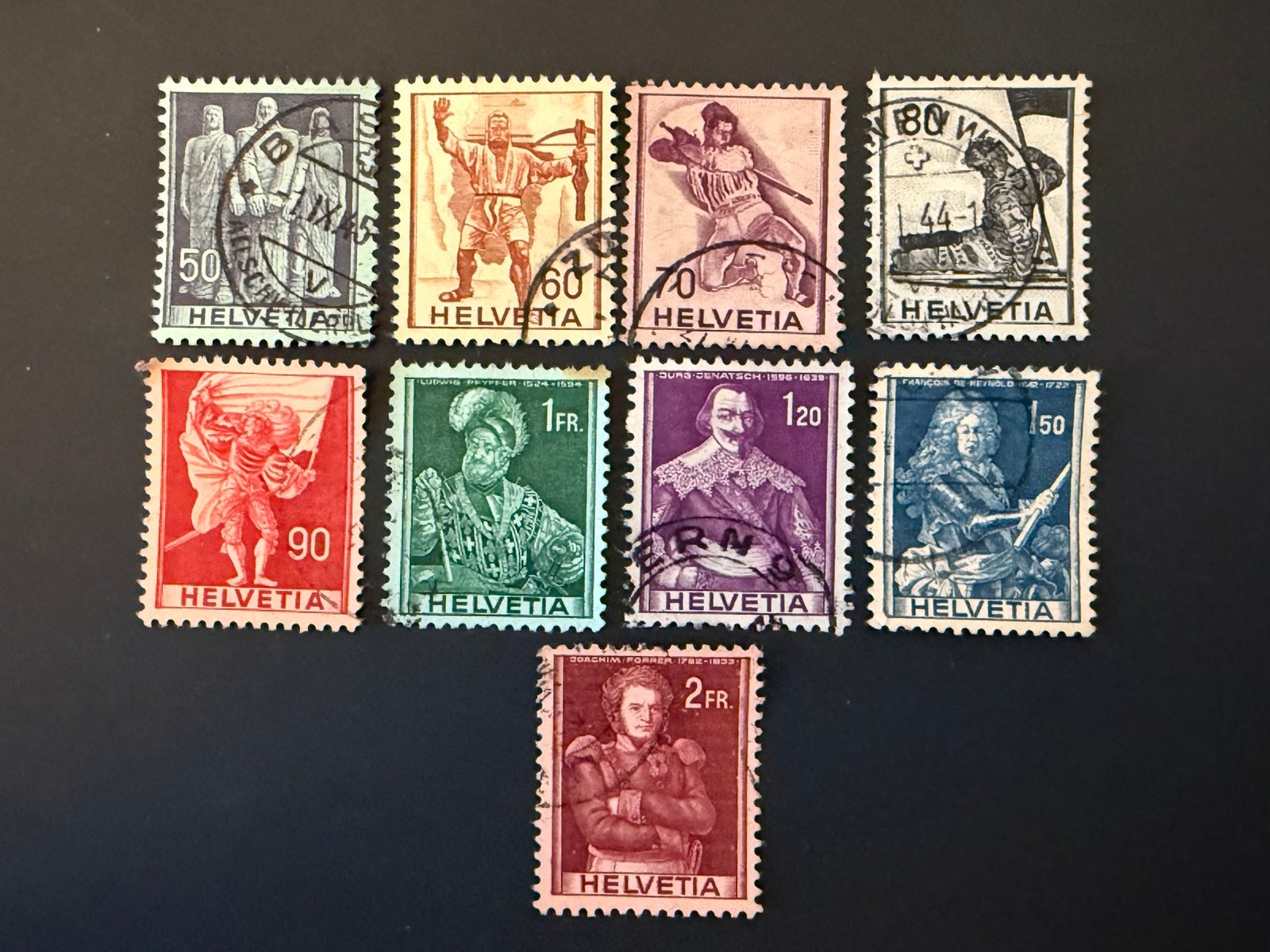 Blatt mit Schweizer Briefmarken „HELVETIA“, mehrfarbig, gestempelt; Randzähnung; Rückblatt leer.